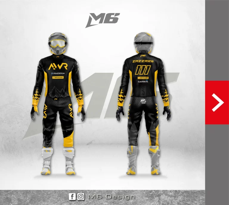 Abbigliamento da motocross M6 Design esposto in una grafica promozionale, mostrando una tuta moto personalizzata vista da fronte e retro. La tuta nera è accentata con grafiche moto gialle e dettagli bianchi, numerazione "007" e marchi partner. Completa l'outfit il logo personalizzato M6, guanti moto coordinati con grafiche personalizzate e stivali off-road. L'ensemble riflette la fusione di stile e funzionalità per l'abbigliamento enduro e motocross personalizzato